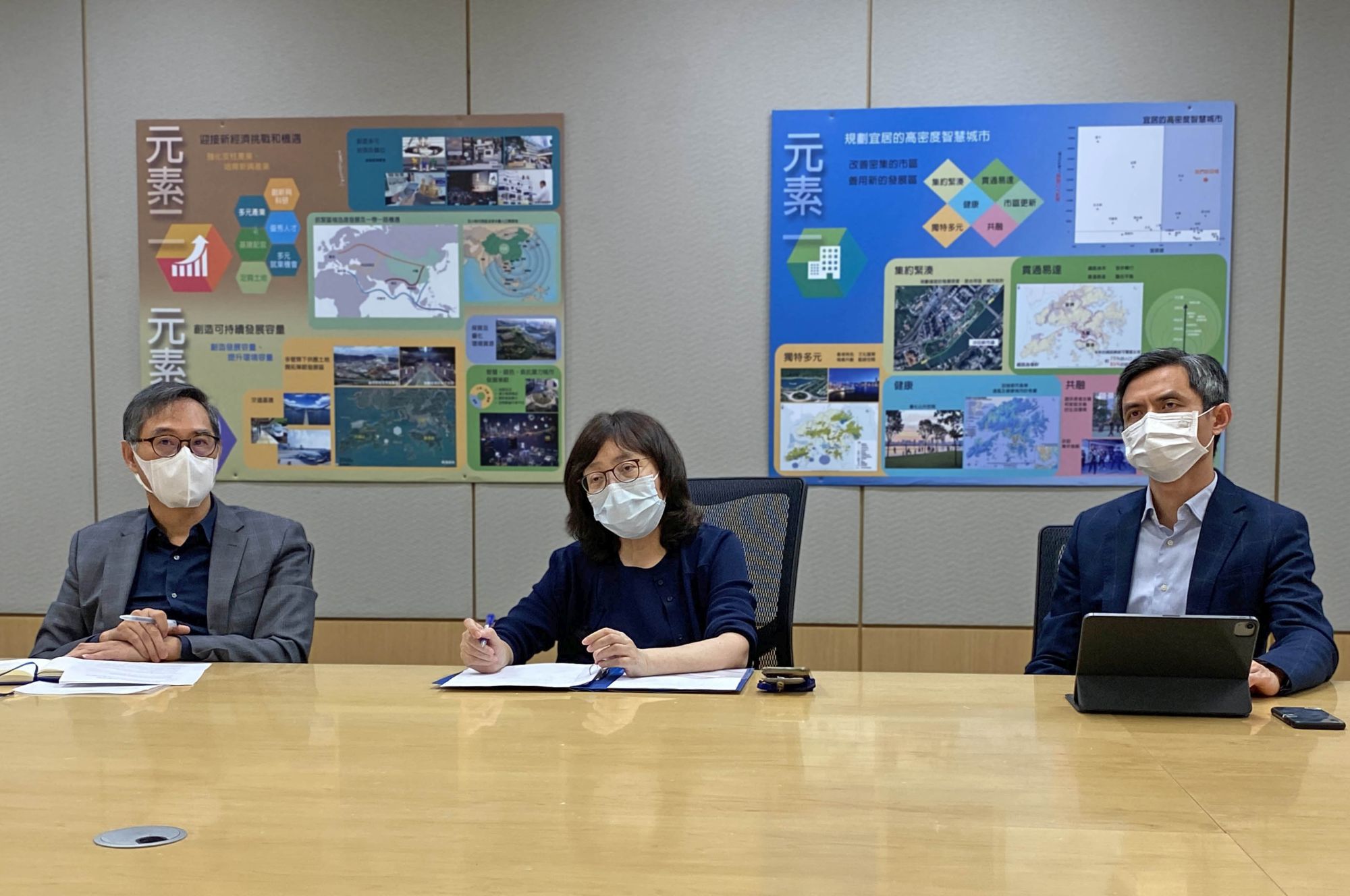 發展局局長甯漢豪早前與發展局轄下部門首長舉行會議。左起：發展局常任秘書長（工務）劉俊傑、甯漢豪，以及署理發展局常任秘書長（規劃及地政）丘卓恒。