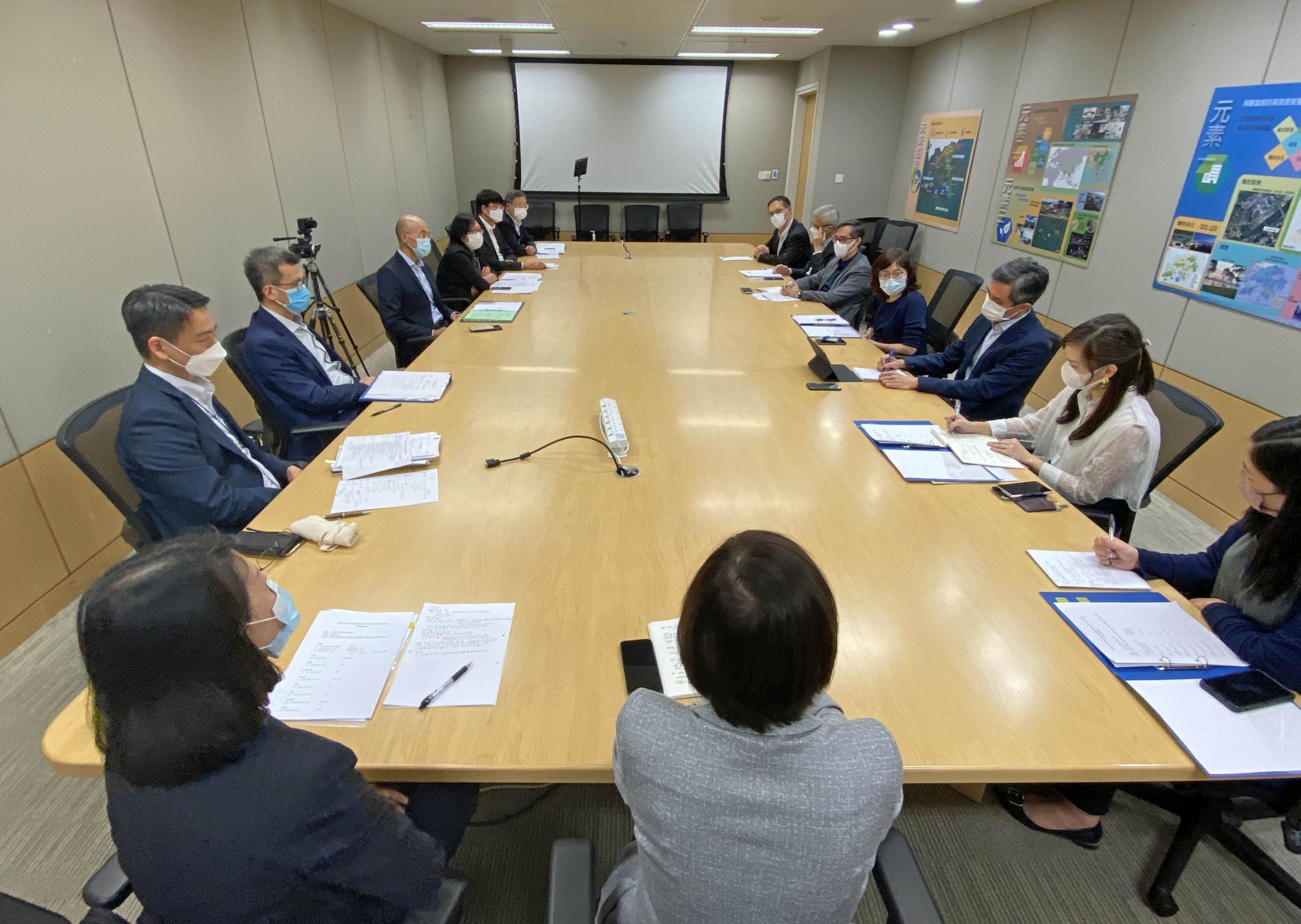 發展局局長甯漢豪（右四）早前與部門首長舉行會議，討論未來的工作方向。