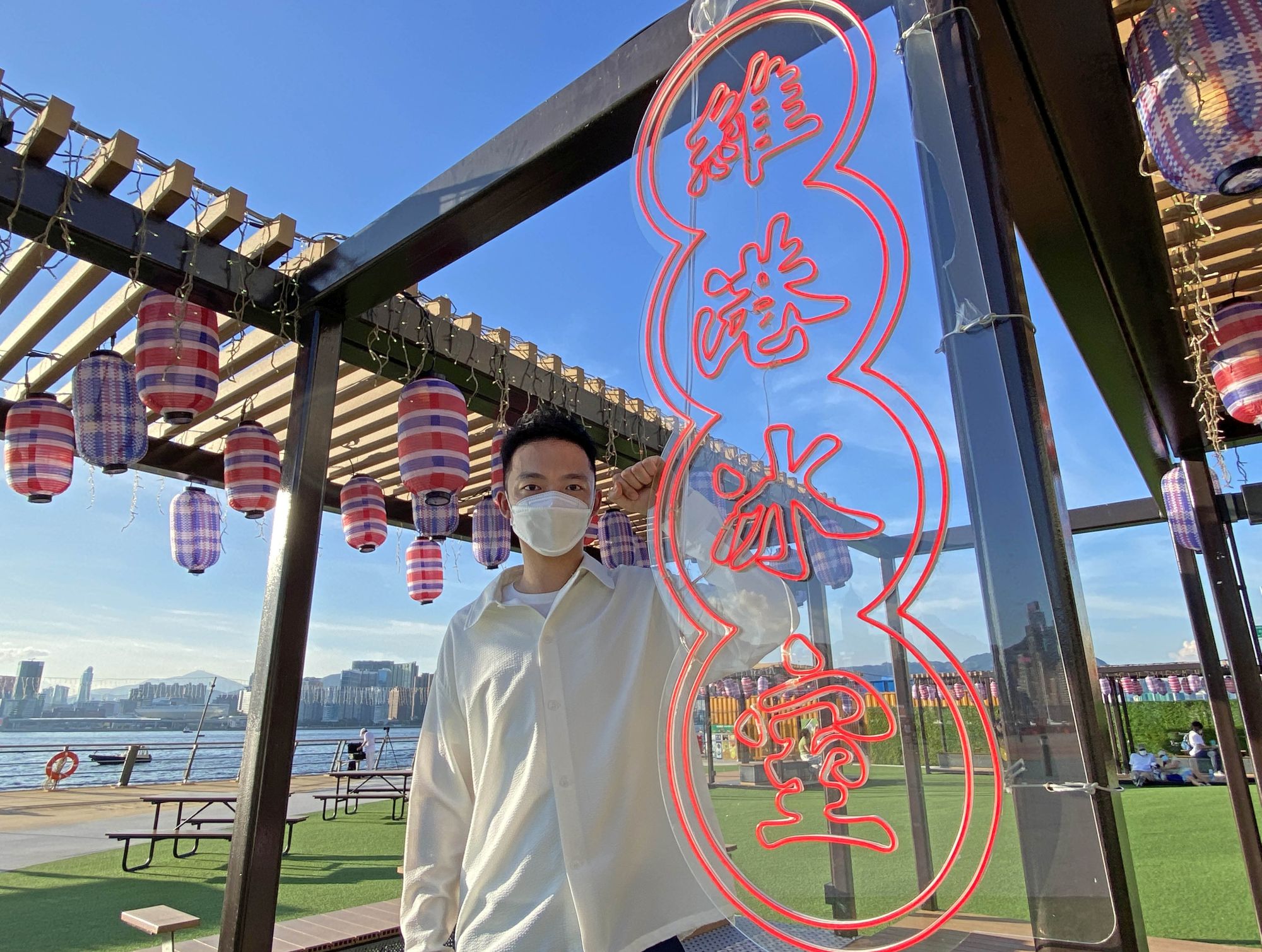 「東岸公園主題區」的藝術裝置加添本地特色，包括「維港冰室」的霓虹燈牌、以紅白藍膠袋顏色製作的燈球等。