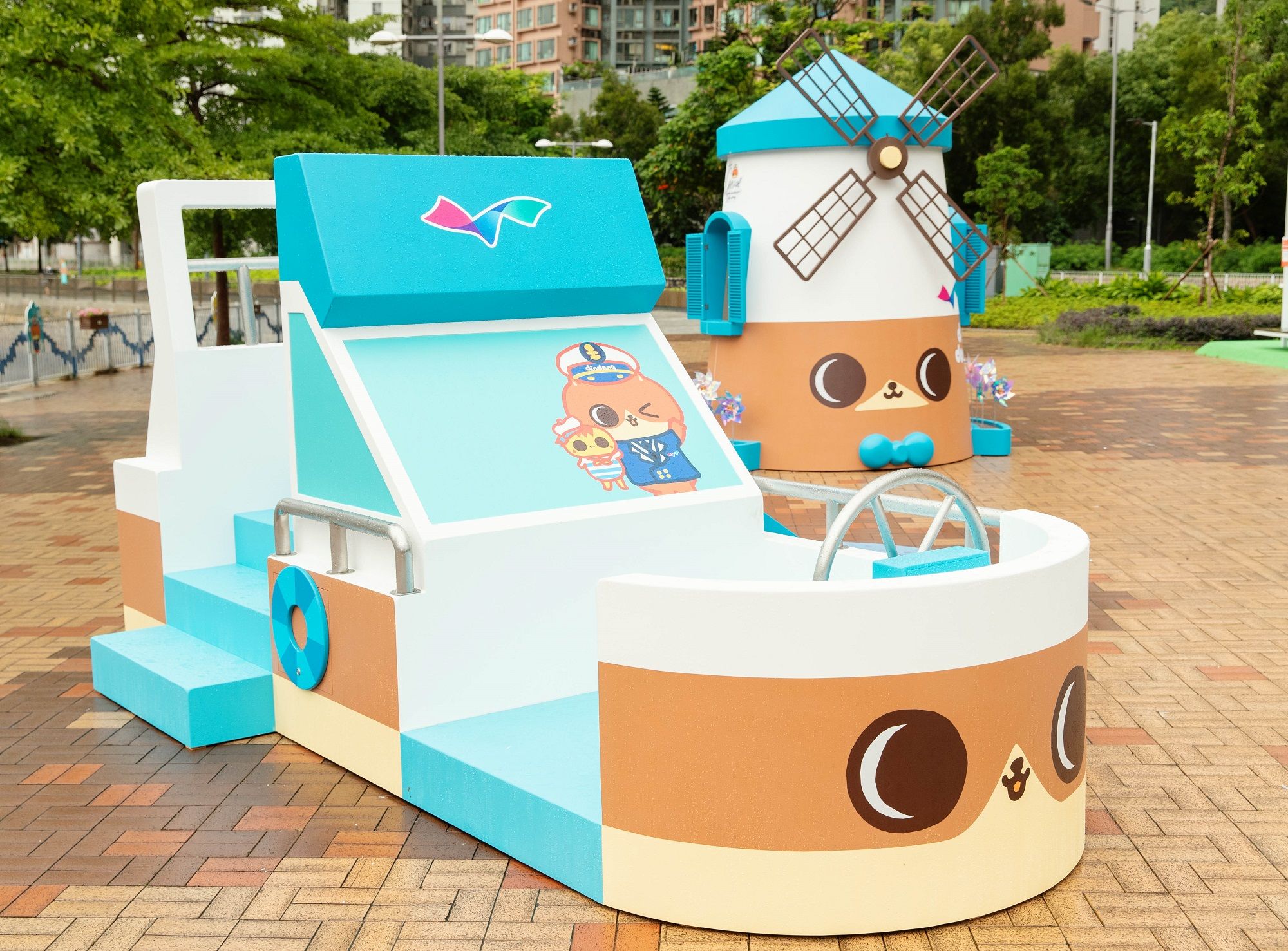 圖示在荃灣西海濱舉行的「水上嘉年華」，場內有多個「癲噹」裝置。