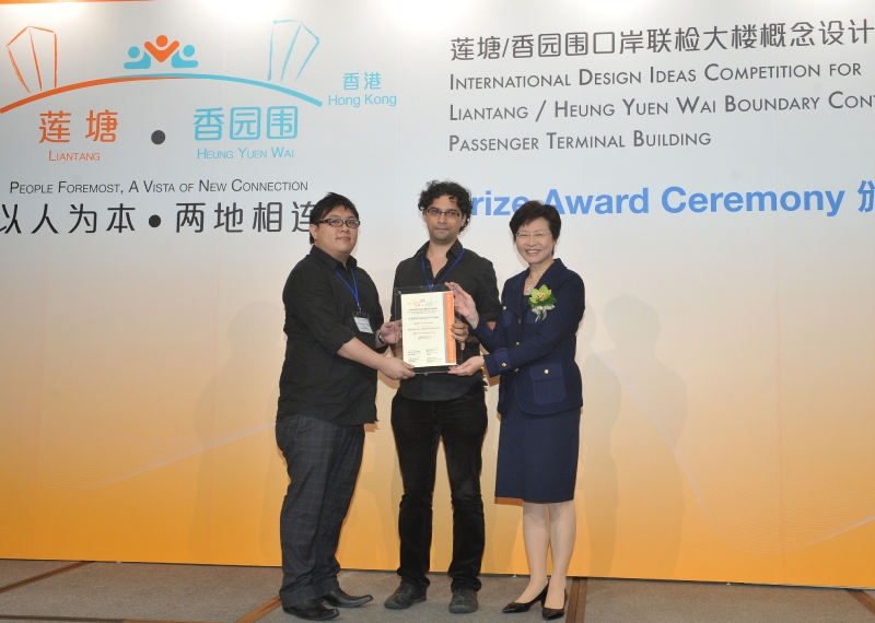 林鄭月娥頒發獎項予概念設計競賽專業組第一名的優勝者。