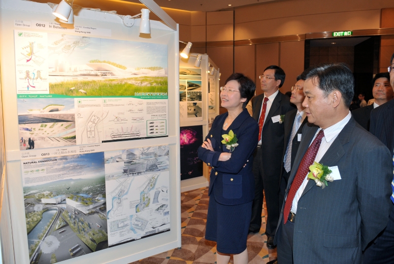 林鄭月娥與深圳市政府常務副市長呂銳鋒（右）欣賞概念設計競賽的參賽作品。