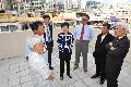 发展局局长林郑月娥联同香港房屋协会主席杨家声（右一）、市区重建局主席张震远（右三）及荃湾区议会主席陈耀星（右二），到荃湾享成街美华楼参观，该大厦透过楼宇更新大行动进行了维修及保养工程。图示林郑月娥与大厦业主立案法团主席及一位自住业主倾谈。 