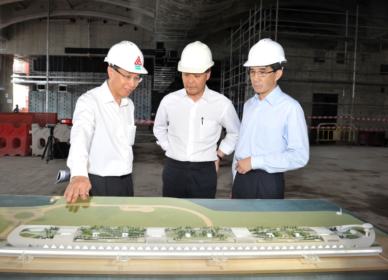 行政長官梁振英今日（九月六日）視察東九龍發展計劃。圖示梁振英（中）聽取旅遊事務專員容偉雄（右）及建築署署長梁冠基（左）介紹啟德郵輪碼頭計劃的進度。 (Image)