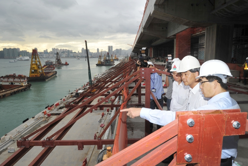 梁振英（右二）聽取容偉雄（右一）及梁冠基（右三）介紹啟德郵輪碼頭計劃的進度。 (Image)