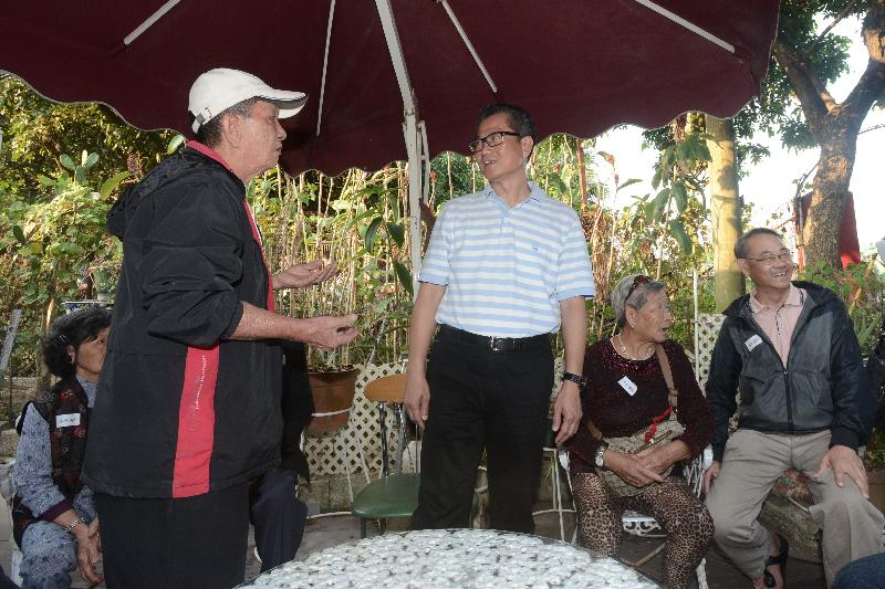 陳茂波（中）探訪馬屎埔的農戶和村民，聽取他們的意見。.