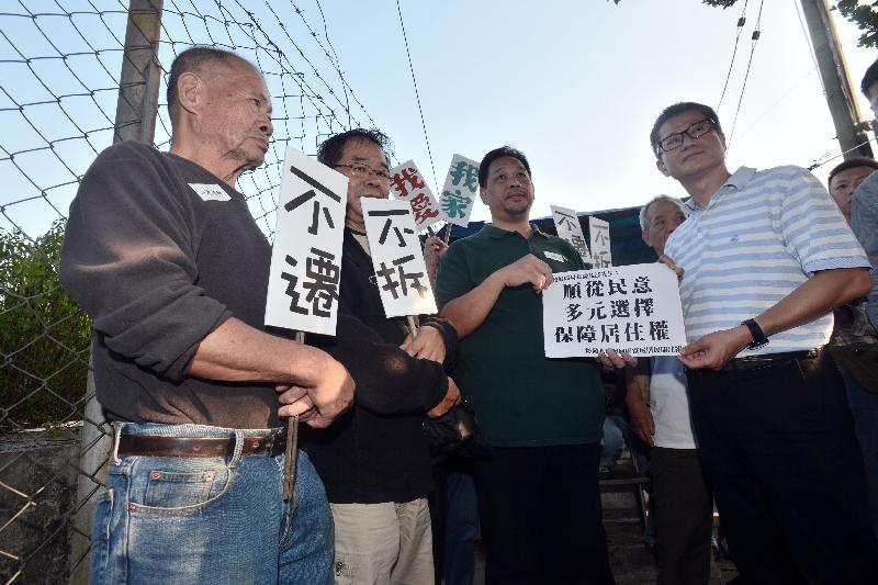 陳茂波（右）到訪石湖新村，聽取村民的訴求。.