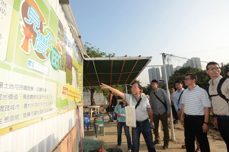 陳茂波（右二）到訪馬屎埔「見農在田」農莊，了解農場經營的狀況。.