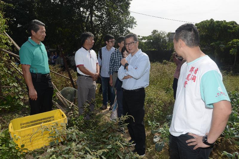陳茂波（右二）與古洞村農民會面，了解他們對古洞發展的意見。.