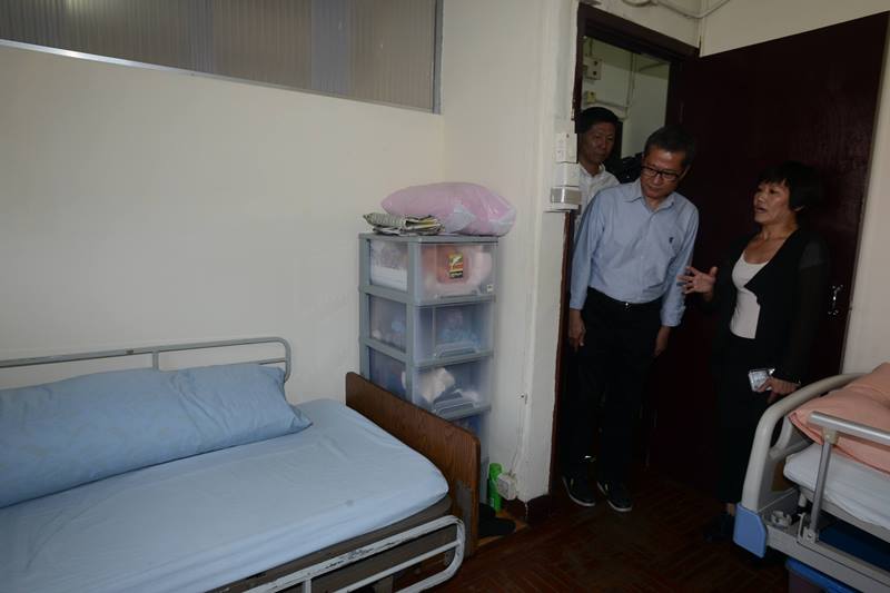 陳茂波（右二）參觀「石仔嶺花園」安老院的設施。.