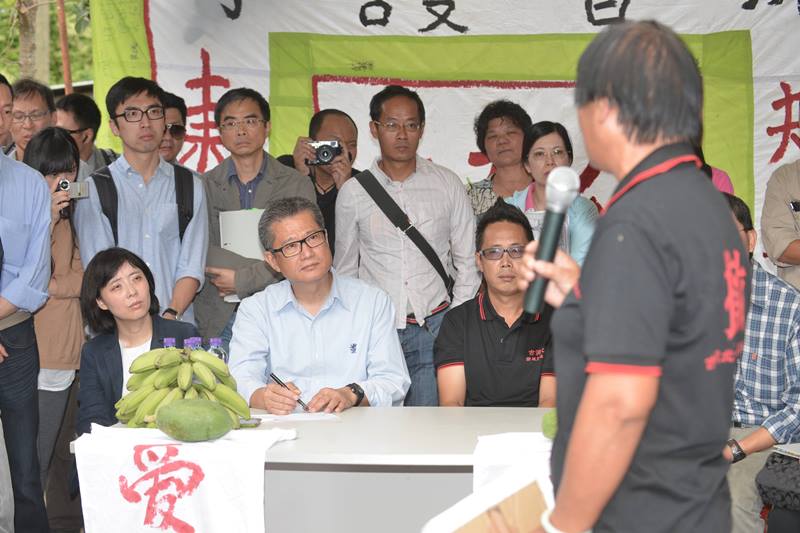 古洞北村民向陳茂波（前排中）表達意見。.