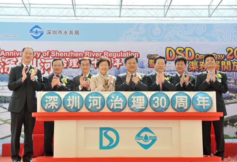 The Secretary for Development, Mrs Carrie Lam (fourth left), and the Executive Vice-Mayor of the Shenzhen Municipal People's Government, Mr Lu Ruifeng (fourth right), officiate at the ceremony for the 30th anniversary of Shenzhen River regulation and the opening of the Drainage Services Department Open Day 2012 today (March 2).