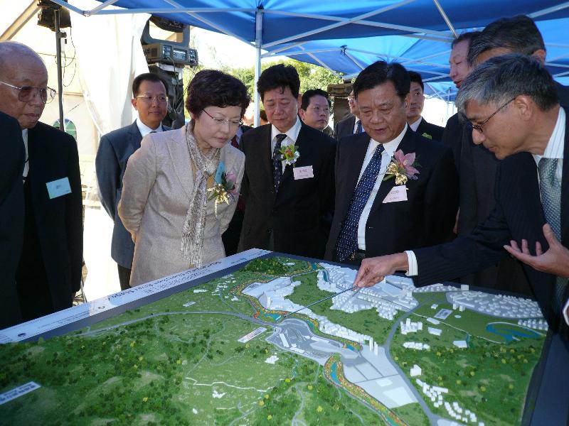 Mrs Lam (second left) and Mr Lu (second right) are briefed on Stage IV of the Shenzhen River Regulation Project.