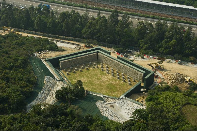 土力工程處為減低天然山坡山泥傾瀉風險而在東涌翔東路建造的泥石壩。