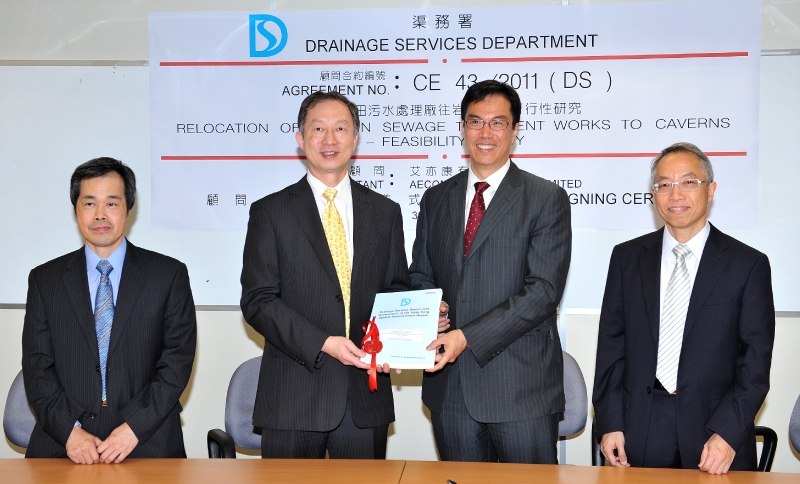 渠務署署長陳志超（左二）出席顧問合約簽約儀式。