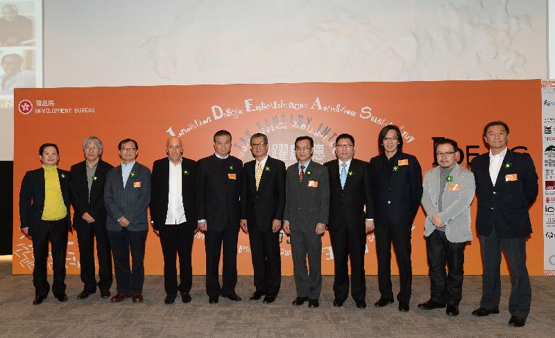 陳茂波（中）、發展局常任秘書長（工務）韋志成（右五）及起動九龍東專員李啟榮（右一）與評審委員會成員在開展儀式中合照。