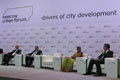 发展局局长陈茂波（右一）昨日（莫斯科时间十二月十一日）出席在莫斯科举行的第四届莫斯科城市论坛，并在论坛的开幕讨论环节上就驱动城市发展的动力、与周边城市的关系，以及国家政策与城市发展的关系等发言。