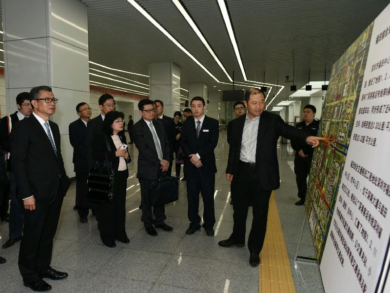 陳茂波（左一）參觀廣深港客運專線福田綜合交通樞紐。