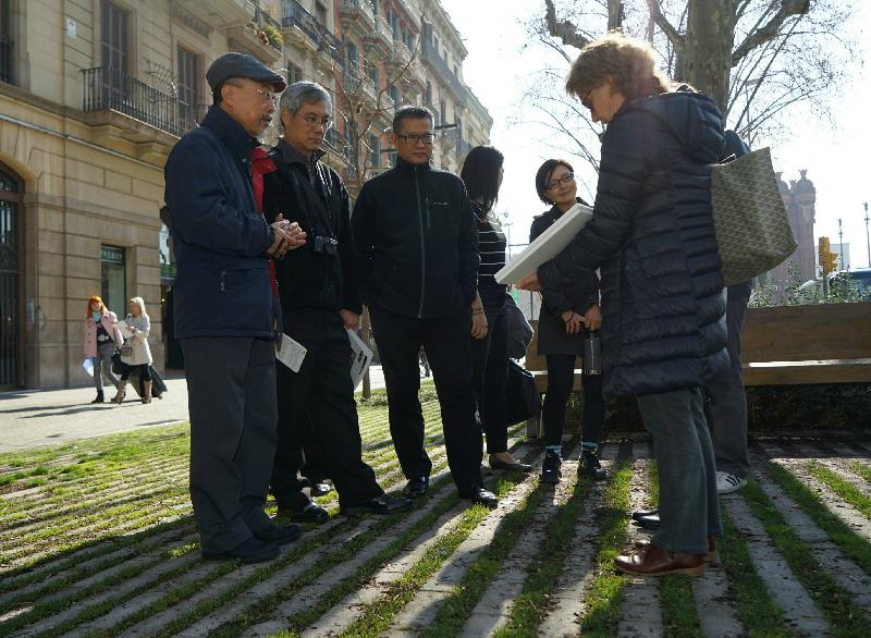 訪問巴塞羅那期間，陳茂波（左三）考察巴塞羅那的Passeig de St Joan大道，了解基建如何與城市設計元素融合。旁為規劃署署長凌嘉勤（左二）