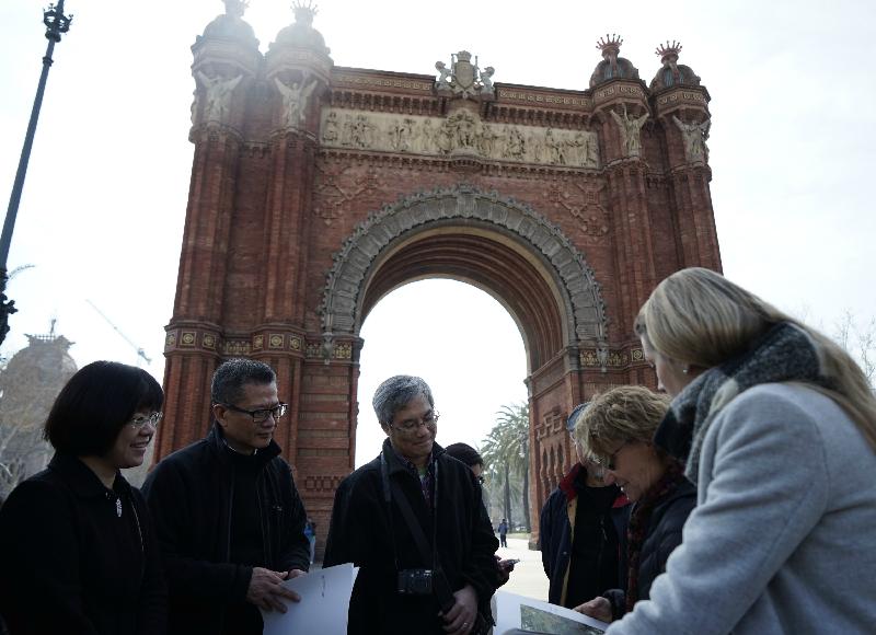 陳茂波（左二）聽取有關Passeig de St Joan大道的講解。旁為凌嘉勤（左三）和起動九龍東專員區潔英（左一）。