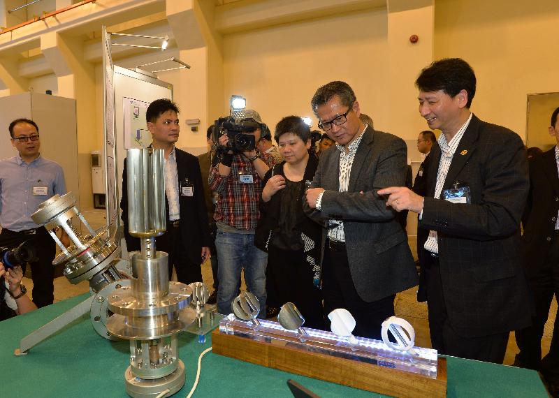 陳茂波（右二）聽取水務署職員介紹內聯閉式水力發電系統的運作。SO）50001證書。