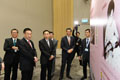 梁振英（右三）與一眾嘉賓參觀「東江水供港５０周年」展覽。