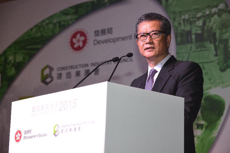  
發展局局長陳茂波今日（五月二十九日）在「第２１屆公德地盤嘉許計劃」頒獎典禮上致辭。 
