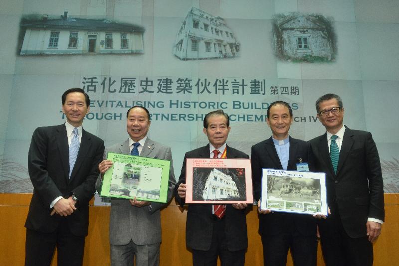 陳茂波（右一）和陳智思（左一）與第四期「活化歷史建築伙伴計劃」的獲選機構代表合照。他們分別是嗇色園主席陳東博士（左二）、大坑坊眾福利會火龍總指揮陳德輝（中）和香港明愛總裁閻德龍神父（右二）。