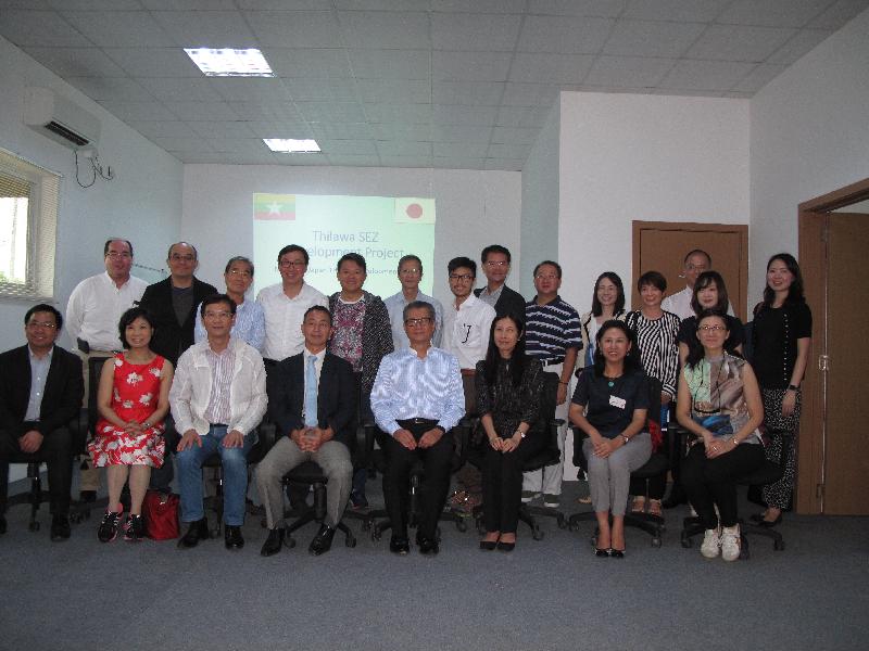 陳茂波（前右四）、香港貿易發展局基建服務諮詢委員會主席謝偉銓（前左三）和代表團聽取Takashi Yanai（前左四）介紹拉瓦經濟特區的建設項目後合照。