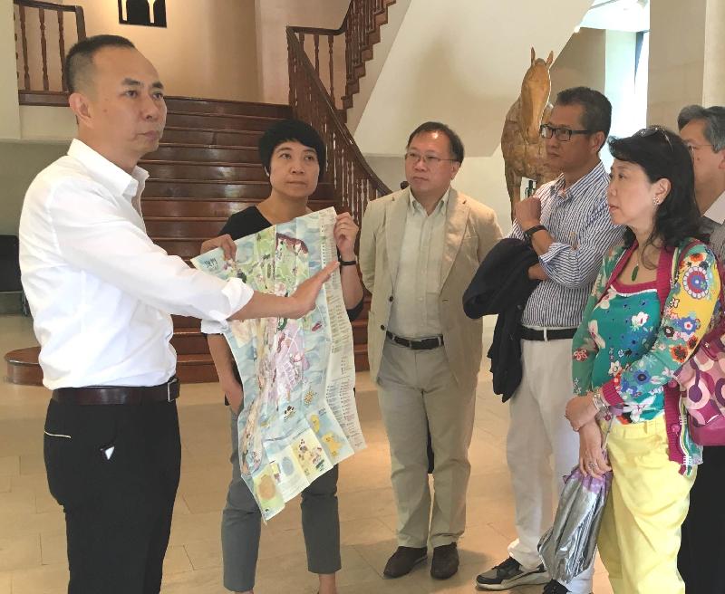 發展局局長陳茂波（左四）及古物諮詢委員會主席林筱魯（左三）和成員盛慕嫻（左五）今日（七月二十六日）到訪澳門文化局，聽取該局局長吳衛鳴（左一）和文化遺產廳廳長梁惠敏（左二）介紹澳門政府的文物保育工作。