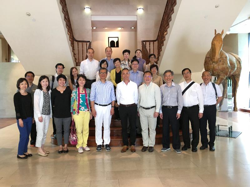 發展局局長陳茂波（前排左五）、發展局常任秘書長（工務）韓志強（前排右三）、古物諮詢委員會主席林筱魯（前排右四）、發展局副秘書長（工務）林啟忠（第三排左二）及其他香港代表團成員今日（七月二十六日）在澳門文化局與該局局長吳衛鳴（前排右五）和文化遺產廳廳長梁惠敏（前排左三）合照。代表團包括八位古物諮詢委員會成員。