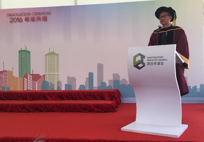 发展局局长陈茂波今日（十二月二日）出席在九龙湾零碳天地举行的建造业议会2016年度毕业典礼，并在典礼上致辞。