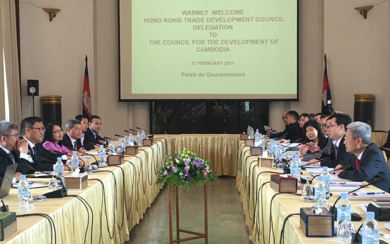 發展局局長馬紹祥（右二）今日（二月二十七日）在柬埔寨金邊與柬埔寨首相直管部長兼柬埔寨發展理事會秘書長Sok Chenda Sophea（左二）會面。