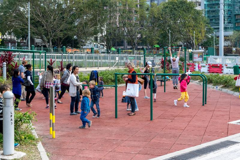 渠務署在「跑馬地地下蓄洪計劃」竣工後翻新的跑馬地遊樂場。