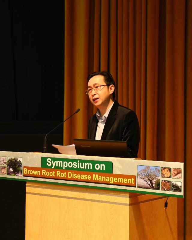 The Secretary for the Development, Mr Eric Ma, delivers a speech at the Symposium on Brown Root Rot Disease Management today (March 18). 