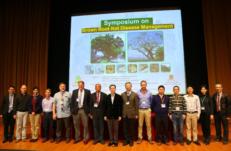 The Secretary for the Development, Mr Eric Ma (centre), is pictured with the Convenor of the Symposium and President of the Hong Kong Institute of Horticultural Science, Dr Eric Lee (seventh left); the Associate Vice-President of the Chinese University of Hong Kong, Professor Fung Tung (seventh right), and scientists and tree experts from Hong Kong, Mainland China, the United States, Australia and Taiwan at the Symposium on Brown Root Rot Disease Management today (March 18). The Deputy Secretary for Development (Works), Mr Albert Lam (second left), and the Head of the Greening, Landscape and Tree Management Section of the Development Bureau, Ms Deborah Kuh (third left), also attended the Symposium.