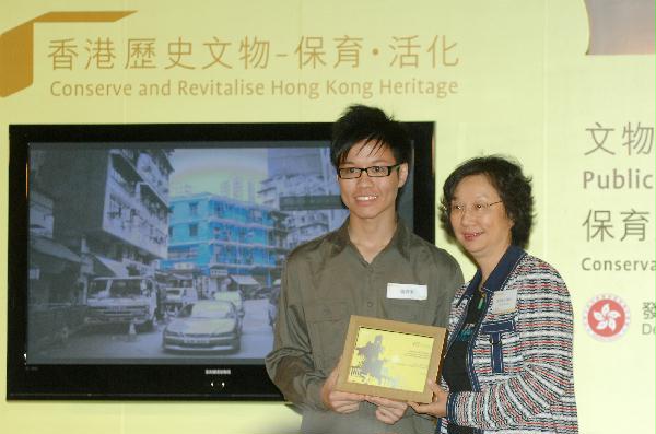 古物諮詢委員會委員葉秀華（右）頒發獎項予少年組冠軍張啟東。