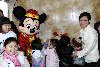 發展局局長林鄭月娥於大埔林村新春許願嘉年華活動中與小朋友和迪士尼卡通人物米奇老鼠敲擊山西大鼓祈福。