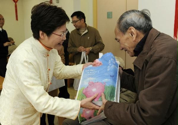 發展局局長林鄭月娥向長者派發新春福袋。