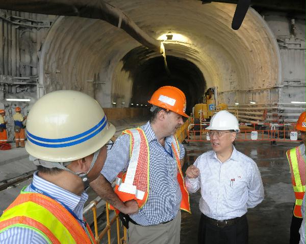 圖示曾蔭權在薄扶林數碼港工地視察港島西雨水排放隧道的工程進展。