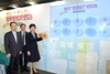 發展局局長林鄭月娥（右）與香港房屋協會行政總裁兼執行總幹事黃傑龍（中）及市區重建局行政總監羅義坤（左）啟動電腦抽籤儀式。