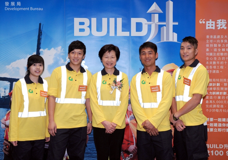 The Secretary for Development, Mrs   Carrie Lam (centre), today (May 9) poses a photo with the actors and actress of   TV "Announcement of Public Interest" of "Build Up" publicity plans, who are   trainees and instructor of Construction Industry Council.