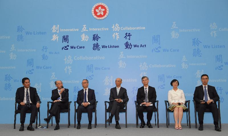 香港特別行政區第五屆政府主要官員（左起）候任政制及內地事務局局長聶德權、候任公務員事務局局長羅智光、候任創新及科技局局長楊偉雄、候任商務及經濟發展局局長邱騰華、候任財經事務及庫務局局長劉怡翔和候任保安局局長李家超今日（六月二十一日）會見傳媒。