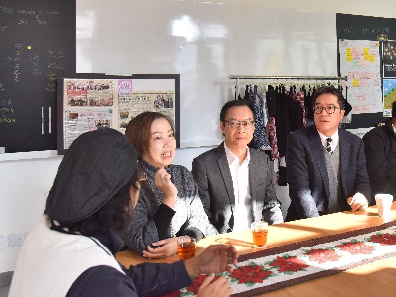 發展局局長黃偉綸今日（十二月十一日）到訪油尖旺區，參觀太子道西╱園藝街保育活化項目。圖示黃偉綸（右一）和市區重建局行政總監韋志成（右二）與租用經修復及活化後唐樓單位的社企負責人傾談。