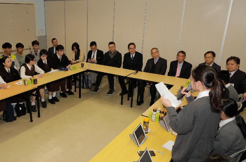 民政事務局局長劉江華和發展局局長黃偉綸今日（十二月七日）聯袂到訪離島區。圖示劉江華（右四）和黃偉綸（右五）在長洲鄉事委員會青年綜合服務中心與青年人會面。