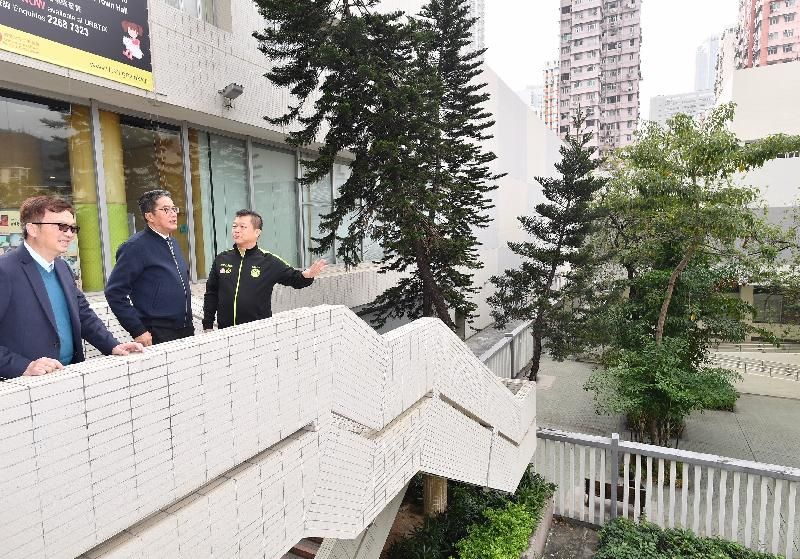 發展局局長黃偉綸（中）今日（十二月十四日）下午到訪荃灣區，了解荃灣市中心附近一帶的最新發展。旁為發展局副局長廖振新（左）和荃灣區議員古揚邦（右）。