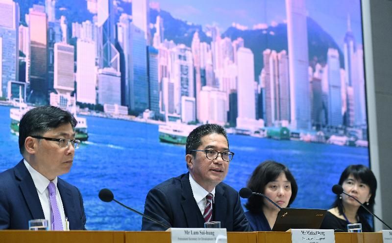 發展局局長黃偉綸（左二）今日（二月二十日）就政府回應土地供應專責小組報告主持記者會。