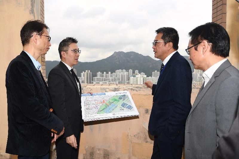 發展局局長黃偉綸（右二）今日（三月五日）在九龍城區議會主席潘國華（左一）陪同下到訪九龍城區，其間聽取市區重建局行政總監韋志成（右一）和規劃及設計總監區俊豪（左二）介紹九龍城重建發展計劃詳情。