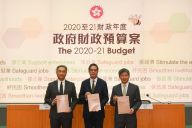 發展局局長黃偉綸（中）今日（二月二十七日）舉行記者會，公布二○二○至二○二一年度賣地計劃。地政總署署長陳松青（右）和規劃署署長李啟榮（左）亦有出席。