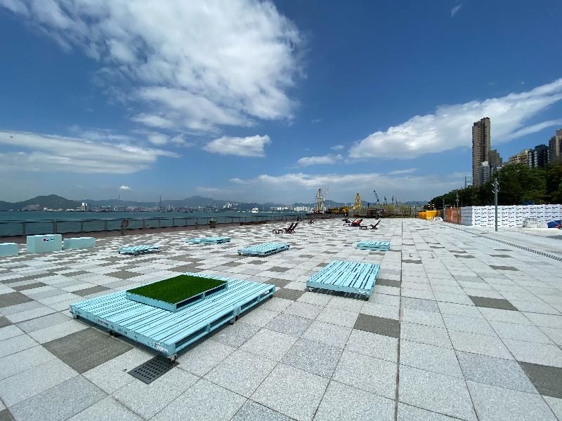 位於堅尼地城城西道的卑路乍灣海濱休憩用地今日（十月十九日）起全面24小時開放，為市民提供可飽覽維港西面和夕陽海景的消閒空間。圖示用地中央位置的多用途空間，當中的活動平台和座椅由運貨時用的卡板搭建而成。活動平台可以隨意拼湊組合，讓市民發揮創意，按喜好自由使用。